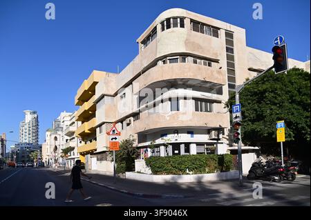 TEL AVIV YAFO - NOV 23 2022: Bauhaus-Stil-Gebäude. Über 4.000 Gebäude im Bauhaus-Stil wurden zwischen 1920 und 1940 in Tel Aviv errichtet, von deutsch-jüdischen Stockfoto