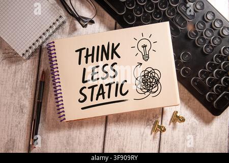 Denke weniger statisch, kreatives Denken und neue Ideen Konzept Stockfoto