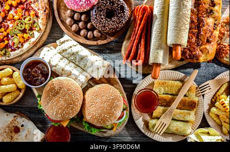 Lebensmittel, die das Krebsrisiko erhöhen. Junk Food. Stockfoto