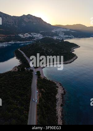Ein atemberaubender Luftbildaufnahme fängt die ruhige Schönheit von Kas, Antalya in der Türkei ein, während die Sonne über dem Mittelmeer untergeht. Stockfoto