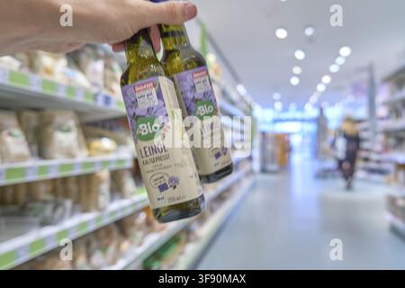 Zwei Flaschen Bio-Leinsamenöl werden in einem gut beleuchteten Supermarkt in Glasflaschen aufbewahrt, Produkt kaufen, Bio kaufen, dmBio, Einzelhandel, Lebensmittel, Lebensmittel Stockfoto