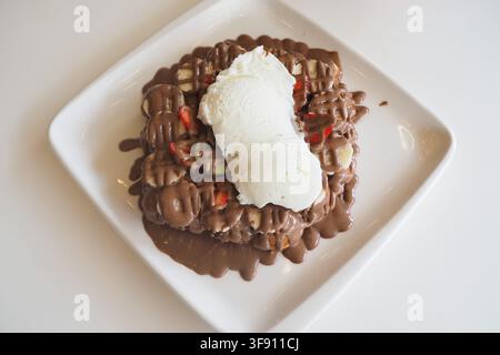 Leckeres Dessert mit Schokolade und Eis Stockfoto