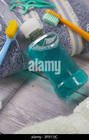Oralpflegeartikel auf einer Holzoberfläche Stockfoto