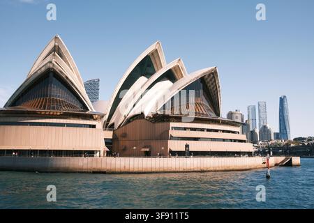 Weitwinkelaufnahme der Segel der Sydney Opera House vom Wasser aus an einem sonnigen Tag mit der Skyline im Hintergrund, Sydney, New South Wales, Australien. Stockfoto