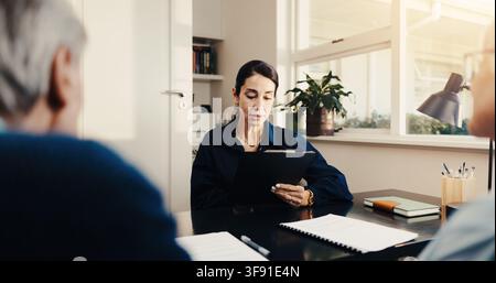 Finanzberater, Treffen und altes Paar mit Frau im Büro für Rentenpolitik, Beratung und Überprüfung. Beratung, Vermögensverwaltung und Dokumente Stockfoto