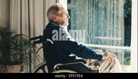 Denken, Fenster und Haus mit altem Mann im Rollstuhl, Vision und Tagträumen für die Genesung. Ernst, Ansicht und Senior mit Behinderung Stockfoto