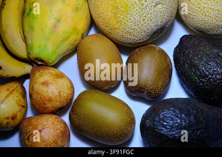 Verschiedene Früchte (Kiwi, Papaya, Melone, Avocado, Birne, Banane) Stockfoto