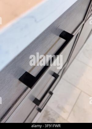 Minimalistische Hardware auf Badezimmerschubladen Stockfoto