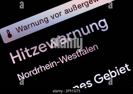 Hitzewarnung - Die Meldung *Hitzewarnung - Warnung vor außergewöhnlicher Wetterlage wird am 14.08.2026 in Lotte-Wersen Nordrhein-Westfalen, Deutschland auf dem Display eines Tablet-Computers angezeigt. Nach Angaben des Deutschen Wetterdienstes DWD und des Robert Koch-Instituts führten langanhaltende Extremtemperaturen und neue Allzeitrekorde im Sommer 2026 zu einer außergewöhnlich hohen hitzebedingten Belastung in ganz Deutschland. *** Heat Warning: The message *Heat Warning: Warning of Exceptional Weather Conditions* was displayed on August 14, 2026, in Lotte-Wersen, North Rhine-Westphalia, G Stockfoto
