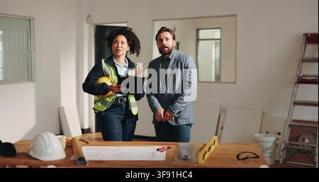 Ingenieur, Team und Inspektion mit Menschen und Blaupause für Gutachter, Architekt oder Renovierung. Diskussion, Grundriss oder Bauunternehmer Stockfoto