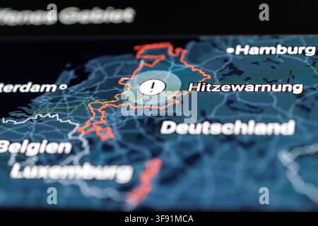 Hitzewarnung - Die Meldung *Hitzewarnung - Warnung vor außergewöhnlicher Wetterlage wird am 14.08.2026 in Lotte-Wersen Nordrhein-Westfalen, Deutschland auf dem Display eines Tablet-Computers angezeigt. Nach Angaben des Deutschen Wetterdienstes DWD und des Robert Koch-Instituts führten langanhaltende Extremtemperaturen und neue Allzeitrekorde im Sommer 2026 zu einer außergewöhnlich hohen hitzebedingten Belastung in ganz Deutschland. *** Heat Warning: The message *Heat Warning: Warning of Exceptional Weather Conditions* was displayed on August 14, 2026, in Lotte-Wersen, North Rhine-Westphalia, G Stockfoto