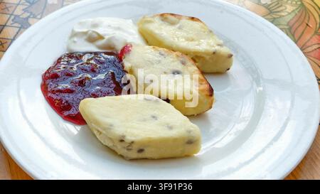 Traditioneller Smolensker gebackener Hüttenkäse-Lapuny mit Marmelade Stockfoto