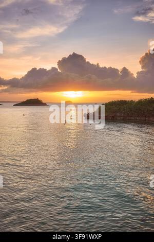 Wunderschöner Sonnenuntergang auf Malapascua Island, Philippinen. Stockfoto