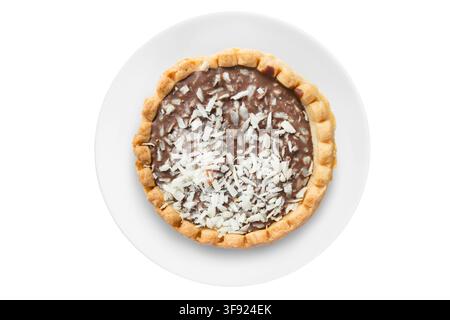 Kokosnuss-Tarte-Kuchen auf weißem Keramikteller isoliert auf weißem Hintergrund Stockfoto