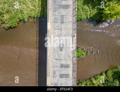 Oberblick auf eine Straßenbrücke über den Fluss Liwiec im Dorf Kamienczyk, Polen Stockfoto