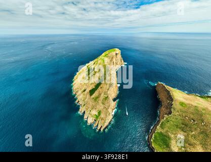 Cabras-Inselchen. Terceira-Insel, Azoren, Portugal. Luftaufnahme Stockfoto