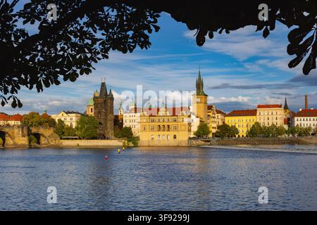 Blick über die Moldau zur Karlsbrücke und der Altstadt Stockfoto