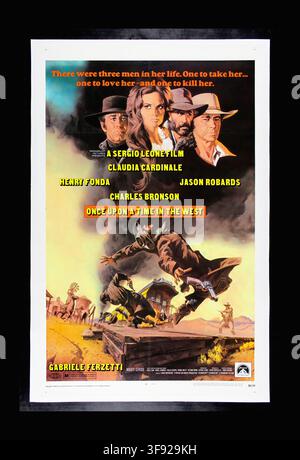 Es gab drei Männer in ihrem Leben. Einen, der sie nahm... einen, der sie liebte - und einen, der sie tötete. PARAMOUNT PRÄSENTIERT EIN FILM VON SERGIO LEONE MIT CLAUDIA CARDINALE HENRY FONDA JASON ROBARDS CHARLES BRONSON EIN MAL WAR IN DER WESTE GABRIELE FERZETTI M RENTAL NISCRCTION ARVIS WOODY STRODE - AK ELAM - LONEL STADER PALO STOPPA -FRAK WOLF - ENAN WIN. SERGIO LEONE - FULO ORSELA BONO COCOA wicin py SNND ORRININS • RAFRANSAN ARMPRODMION• TENHNSNIP STEPHANIR PARADUM DICID, Coovrieht © 1968 von Euro International Films, S.p.A. und Rafran Cinematografica, S.p.A. Alle Rechte vorbehalten 52225 69/241 - Original Movie Pos Stockfoto