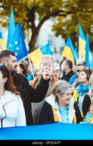 Menschenmenge mit ukrainischen Flaggen bei einer Solidaritätskundgebung Stockfoto
