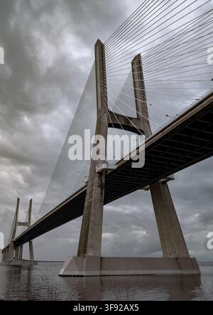 Dramatische Aufsicht von unten einer modernen Hohlkastenbrücke Stockfoto
