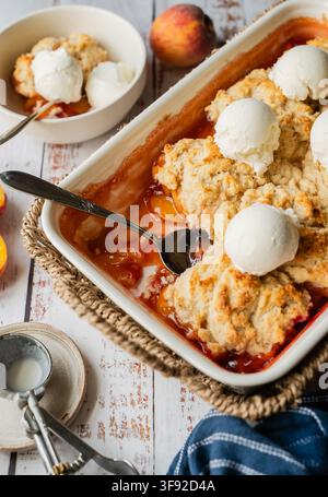 Nahaufnahme von frischem hausgemachtem Pfirsichkuchen mit Vanilleeis Stockfoto