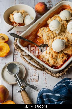 Nahaufnahme von frischem hausgemachtem Pfirsichkuchen mit Vanilleeis Stockfoto