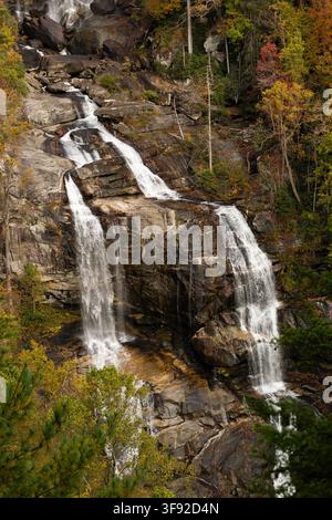 Whitewater Falls stürzt einen felsigen Abhang im Herbst hinab Stockfoto