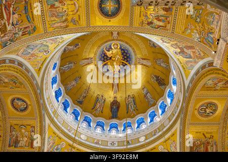 Atemberaubende Goldmosaike bedecken die Kuppel einer orthodoxen Kathedrale Stockfoto