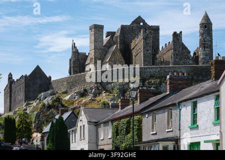 Der Felsen von Cashel dominiert die Stadt, County Tipperary, Irland Stockfoto