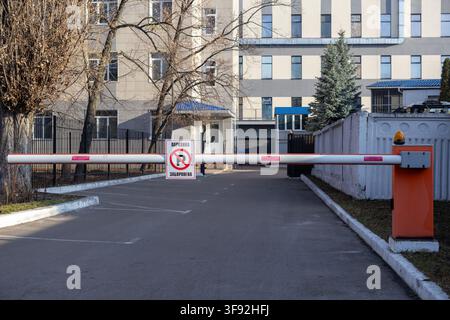 Kiew, Ukraine - 20. März 2026: Der gesenkte automatische Barrierenarml blockiert den Fahrzeugzugang mit einem Halt-Verbot-Symbol, das eine beschränkte Z Stockfoto