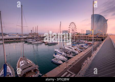 Barcelona - Spanien - 1. August 2026: Hafen von Port Vell mit Segelbooten, W Barcelona Hotel und Riesenrad bei Sonnenuntergang, Marina Vela Pier, Küste Stockfoto