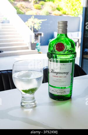 Glas und Flasche Tanqueray Gin & Tonic mit Eis und Limettenscheibe Sommergetränk 2026 Stockfoto