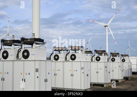 DEUTSCHLAND, große Batteriespeicherstation zur Speicherung von regenerativer elektrischer Energie aus Solar- und Windkraft, WSTECH-Wechselrichter für Energiespeichersysteme / DEUTSCHLAND, Schleswig-Holstein, Reußenköge, Sönke-Nissen-Koog, Dirkshof, große Li-Ion-Batteriespeicherstation für Solar- und Windstrom, Wechselrichter von WSTECH für Energiespeichersysteme Stockfoto