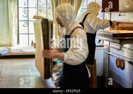 Traditionelle Kasutera-Kuchenherstellung in einer japanischen Bäckerei Stockfoto