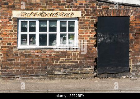 Bed & Breakfast-Schild über dem Fenster eines alten Gebäudes in King's Lynn, Norfolk. Stockfoto