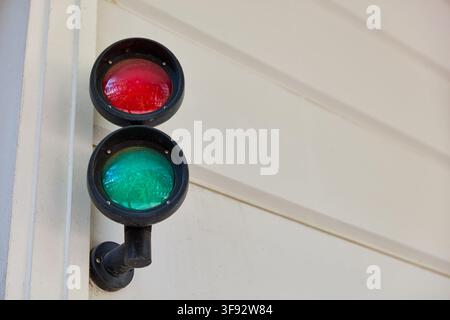 Rot- und grünes Verkehrssignal an einem Eingang oder einer Schranke einer Tiefgarage Stockfoto