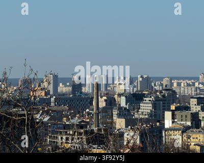 Stadtlandschaft mit einer Mischung aus hohen Wolkenkratzern und älteren Industriegebäuden bei hellem Tageslicht, die die Skala und die sich wandelnde Skyline hervorhebt Stockfoto