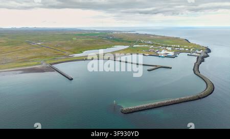 Luftbild des Fischerdorfs Rif, des Hafens und des Flughafens neben Breiðafjörður auf der Halbinsel Snæfellsnes im Westen Islands. Stockfoto