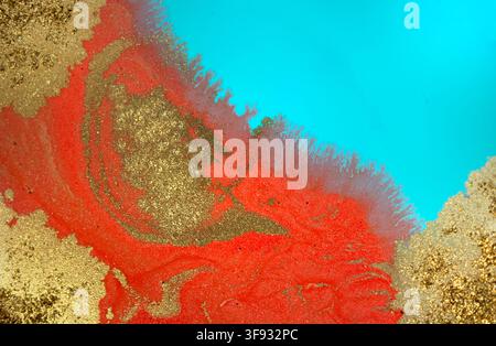 Blaue, Rote und Goldene Originale Handgezeichnete Kunstwerke mit Flüssigfarbe auf Papier gefertigt Stockfoto