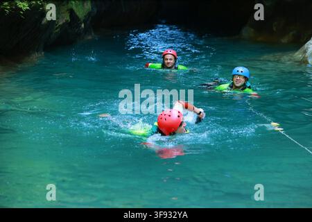 (260814) -- CHONGQING, 14. Aug. 2026 (Xinhua) -- Ausländische Touristen erleben Canyoning in der Stadt Jindaoxia im Bezirk Beibei des südwestchinesischen Municipiums Chongqing, am 19. Juli 2026. Mit dem Hashtag „China Cool“, der in den sozialen Medien viral geht, ist Chongqing, berühmt für seine besonderen Landformen und Stadtansichten, zu einem beliebten Ziel für Touristen weltweit geworden. Laut der Generaldirektion für Aus- und Einreisegrenzkontrolle von Chongqing wurden in der ersten Jahreshälfte am Chongqing Jiangbei Internationalen Flughafen mehr als 610.000 Ein- und Ausreisen von Ausländern registriert. Stockfoto