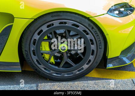 Limettengrüner Aston Martin Sportwagen mit geschmiedetem Aluminiumrad, Michelin-Reifen und Bremssattel im Nahaufnahme. Zürich, Schweiz - 23. Juni 2026 Stockfoto