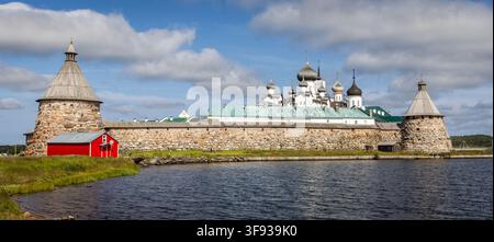 Ansicht des historischen Solowezki-Klosters mit seinen ikonischen Steinmauern und Zwiebeltürmen, das am Wasser in Solowetski, Oblast Archangelsk, Russland, liegt. Stockfoto