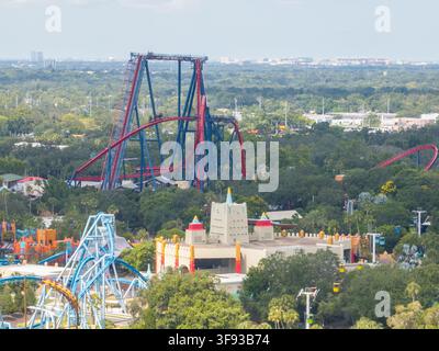 Tampa, Vereinigte Staaten - 10. Juli 2025: Luftaufnahme von Busch Gardens Tampa Bay mit der SheiKra-Achterbahn, üppigen grünen Bäumen und dem Vergnügungspark Stockfoto