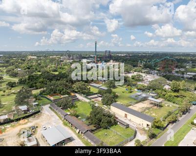 Tampa, Florida, Vereinigte Staaten - 10. Juli 2025: Luftaufnahme von Busch Gardens Tampa Bay mit Achterbahnen, üppiger Vegetation und Tiergehegen u Stockfoto