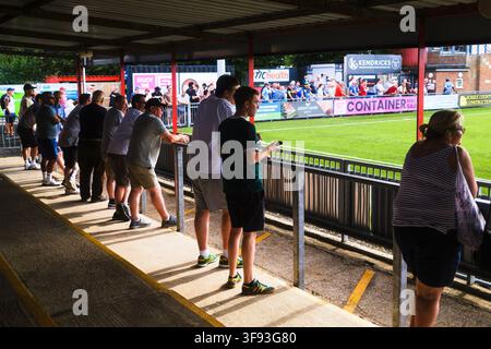 Fans sehen das Spiel während des Worthing gegen Horsham Matches am Samstag, dem 1. August 2026, im Sussex Transport Community Stadium, Worthing. Vorsaison-Freundschaftsspiel. Foto von Julie Edwards. Stockfoto