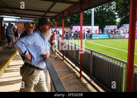 Fans sehen das Spiel während des Worthing gegen Horsham Matches am Samstag, dem 1. August 2026, im Sussex Transport Community Stadium, Worthing. Vorsaison-Freundschaftsspiel. Foto von Julie Edwards. Stockfoto
