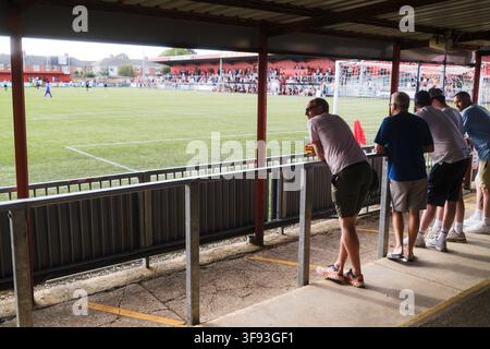 Fans sehen das Spiel während des Worthing gegen Horsham Matches am Samstag, dem 1. August 2026, im Sussex Transport Community Stadium, Worthing. Vorsaison-Freundschaftsspiel. Foto von Julie Edwards. Stockfoto