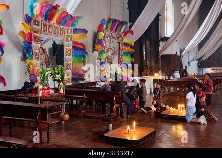 Einheimische beten zu einer Statue eines Heiligen, Innenaufnahme der Kirche Iglesia de Santo Tomás, Chichicastenango, Guatemala, Mittelamerika Stockfoto