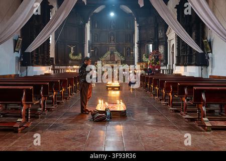 Innenaufnahme in der Kirche Iglesia de Santo Tomás, Chichicastenango, Guatemala, Mittelamerika |interior shot of church Iglesia de Santo Tomás, Chich Stockfoto