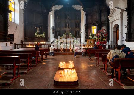 Innenaufnahme in der Kirche Iglesia de Santo Tomás, Chichicastenango, Guatemala, Mittelamerika |interior shot of church Iglesia de Santo Tomás, Chich Stockfoto